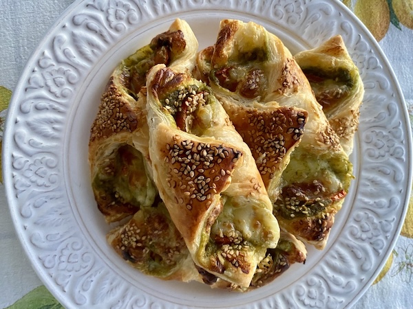 sfoliata pesto ntomata motsarela1