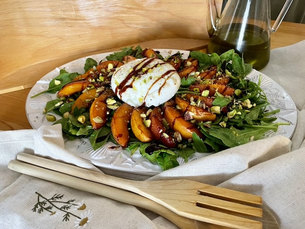 salata buratta nektarinia